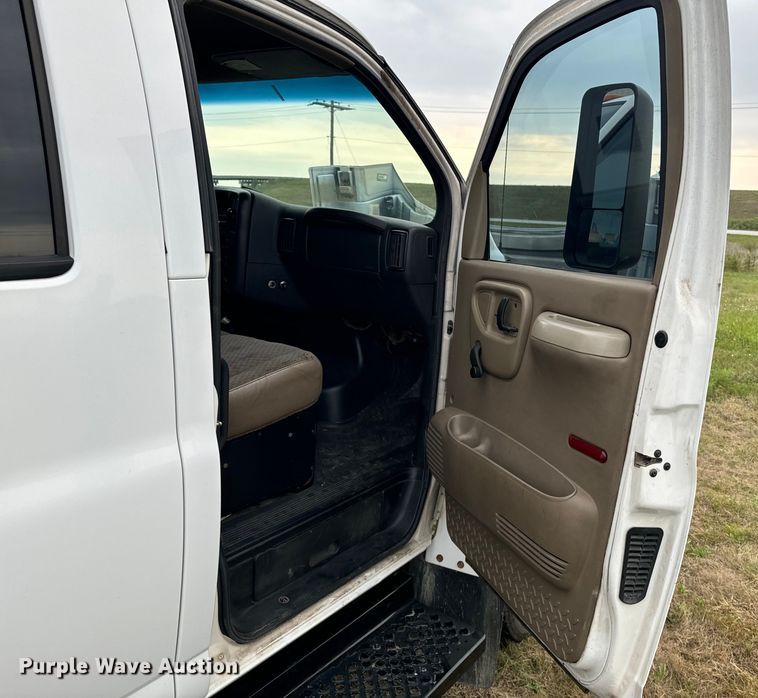 image for item EE7506 2006 GMC Chevrolet  5500 utility / service truck