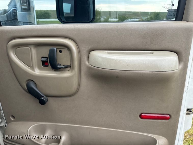 image for item EE7506 2006 GMC Chevrolet  5500 utility / service truck