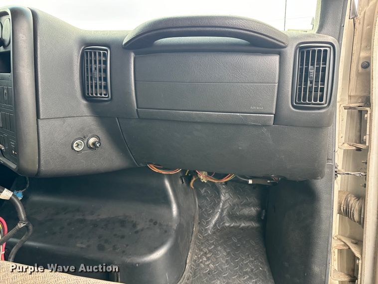 image for item EE7506 2006 GMC Chevrolet  5500 utility / service truck