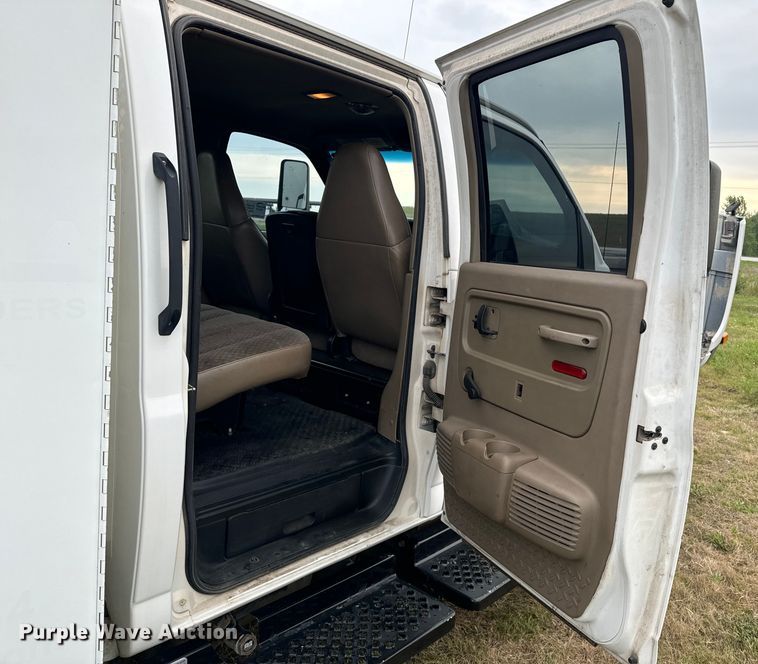 image for item EE7506 2006 GMC Chevrolet  5500 utility / service truck