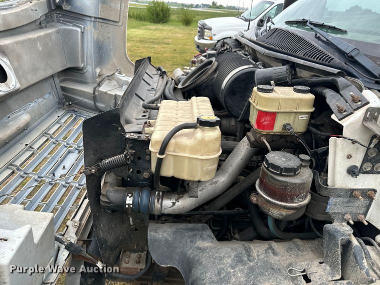 image for item EE7506 2006 GMC Chevrolet  5500 utility / service truck