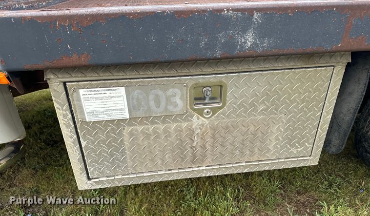 image for item EE7507 1999 Ford F450 Super Duty flatbed truck