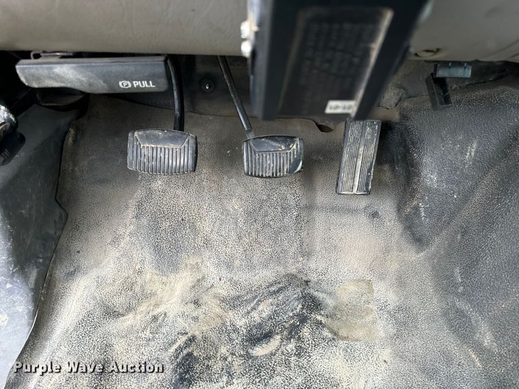 image for item EE7507 1999 Ford F450 Super Duty flatbed truck