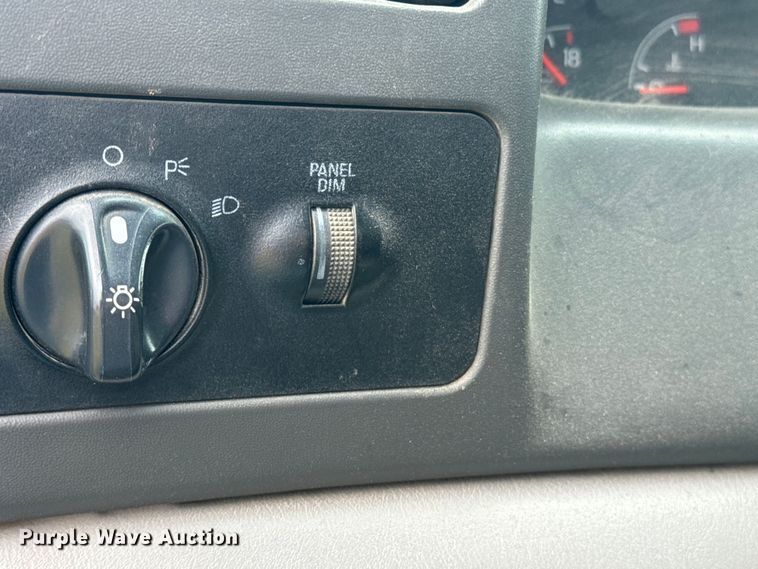 image for item EE7507 1999 Ford F450 Super Duty flatbed truck