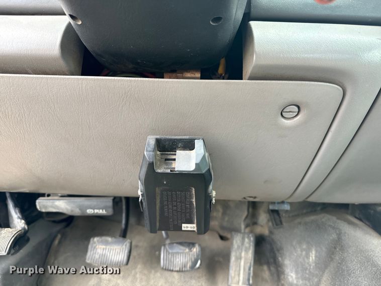 image for item EE7507 1999 Ford F450 Super Duty flatbed truck