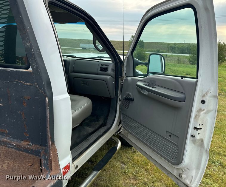 image for item EE7507 1999 Ford F450 Super Duty flatbed truck