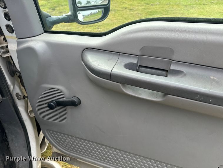 image for item EE7507 1999 Ford F450 Super Duty flatbed truck