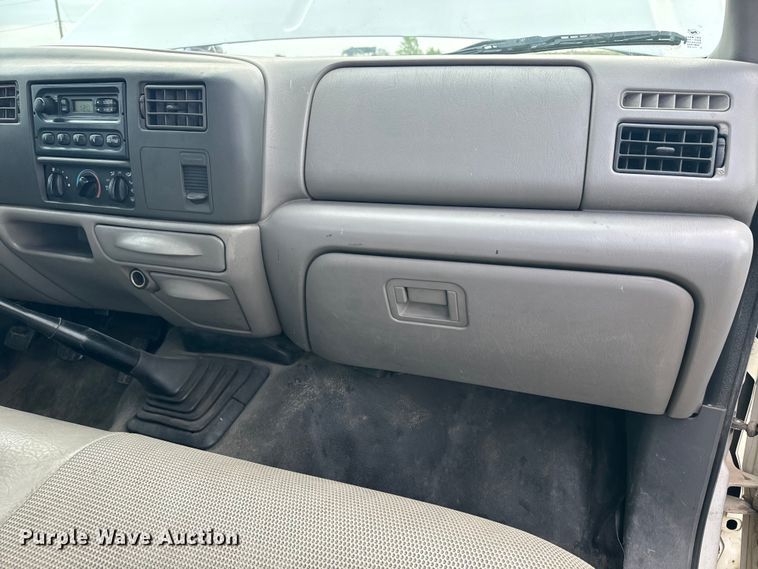 image for item EE7507 1999 Ford F450 Super Duty flatbed truck