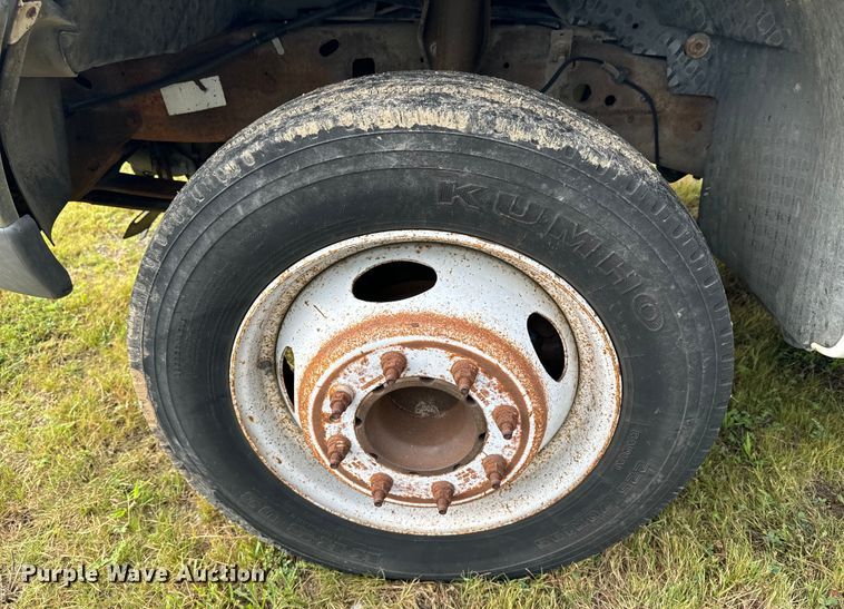 image for item EE7507 1999 Ford F450 Super Duty flatbed truck