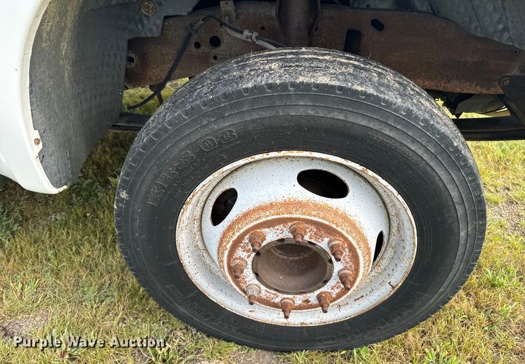 image for item EE7507 1999 Ford F450 Super Duty flatbed truck