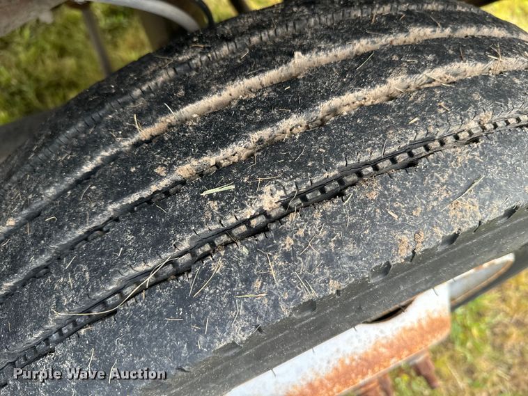 image for item EE7507 1999 Ford F450 Super Duty flatbed truck