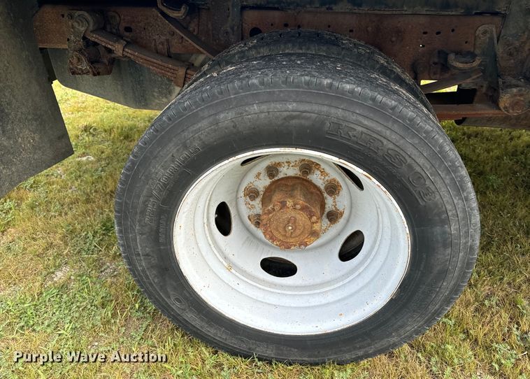 image for item EE7507 1999 Ford F450 Super Duty flatbed truck