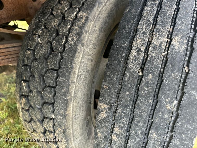 image for item EE7507 1999 Ford F450 Super Duty flatbed truck