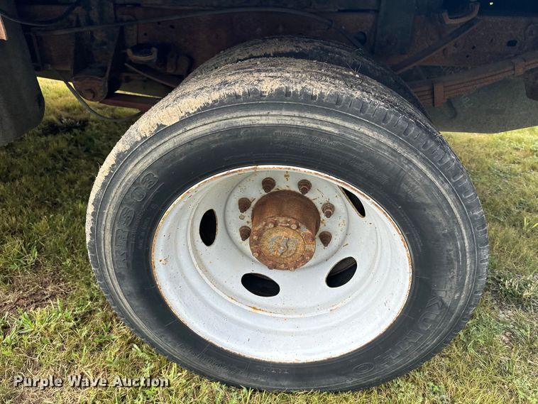 image for item EE7507 1999 Ford F450 Super Duty flatbed truck