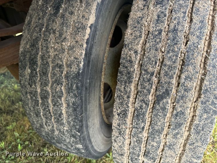 image for item EE7507 1999 Ford F450 Super Duty flatbed truck