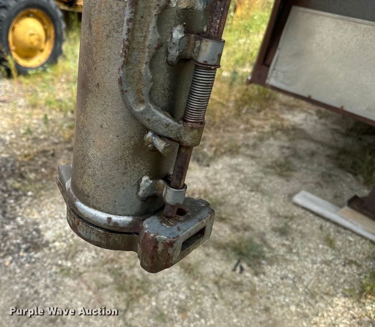 image for item EE7535 1997 Titan Gooseneck Stock livestock trailer