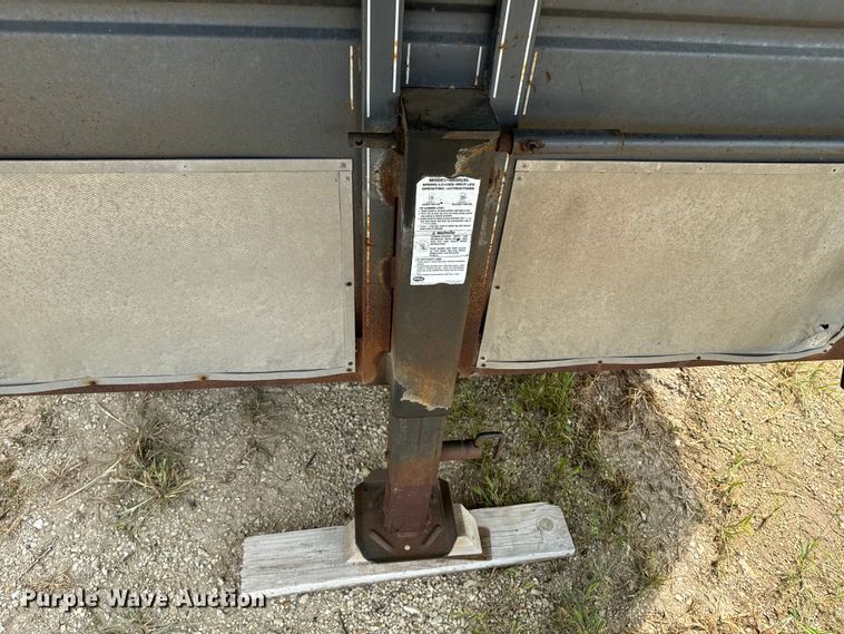 image for item EE7535 1997 Titan Gooseneck Stock livestock trailer