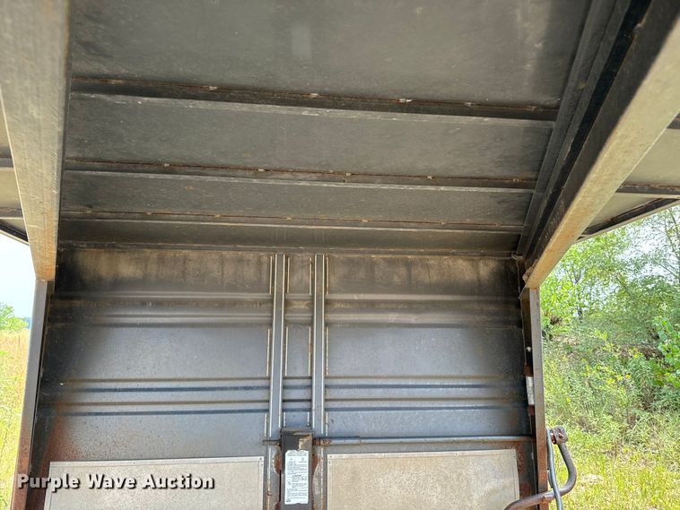 image for item EE7535 1997 Titan Gooseneck Stock livestock trailer