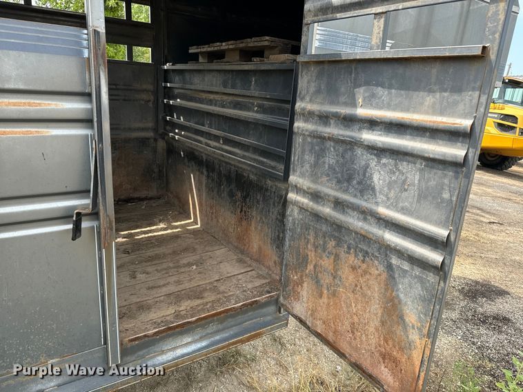 image for item EE7535 1997 Titan Gooseneck Stock livestock trailer