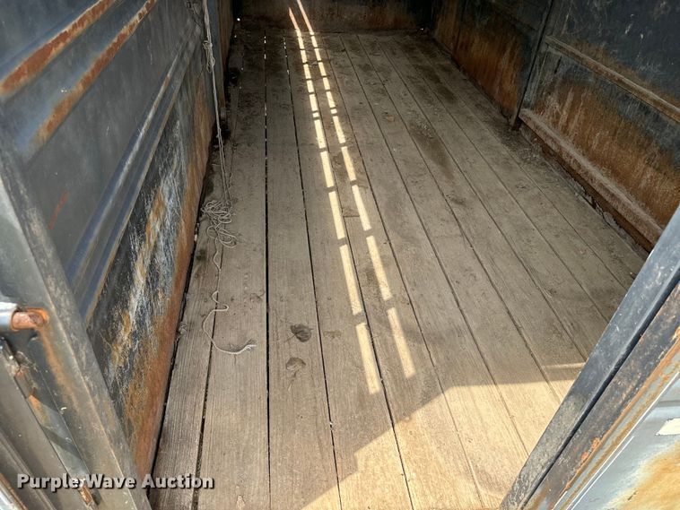 image for item EE7535 1997 Titan Gooseneck Stock livestock trailer