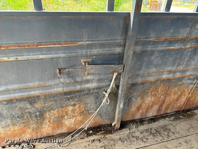 image for item EE7535 1997 Titan Gooseneck Stock livestock trailer