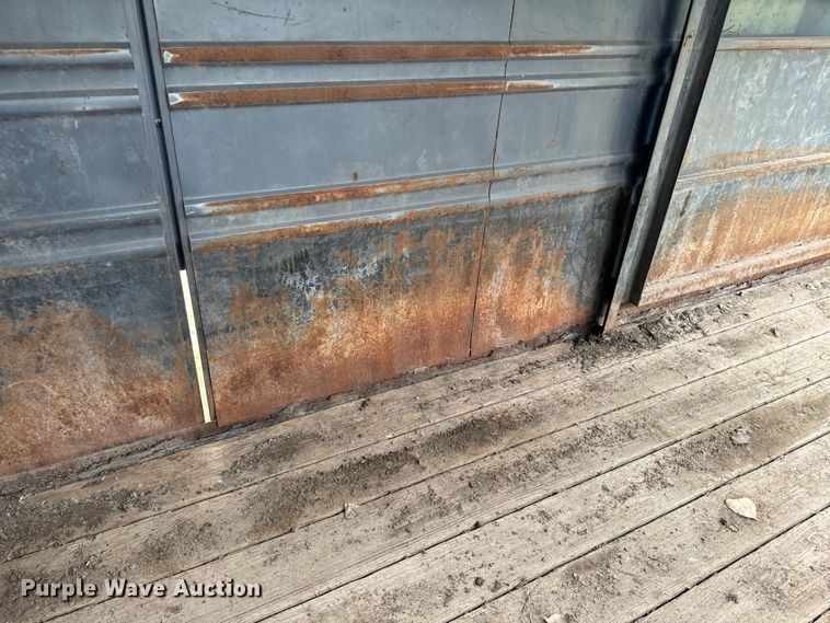 image for item EE7535 1997 Titan Gooseneck Stock livestock trailer