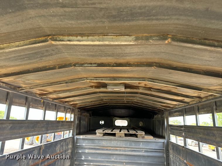 image for item EE7535 1997 Titan Gooseneck Stock livestock trailer