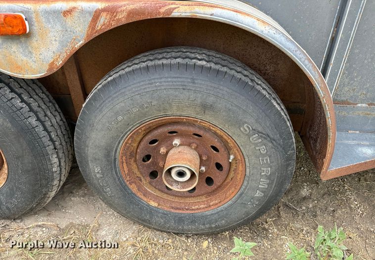 image for item EE7535 1997 Titan Gooseneck Stock livestock trailer