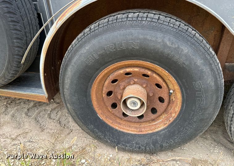 image for item EE7535 1997 Titan Gooseneck Stock livestock trailer