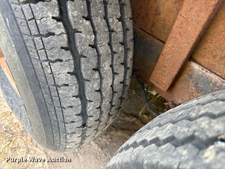 image for item EE7535 1997 Titan Gooseneck Stock livestock trailer