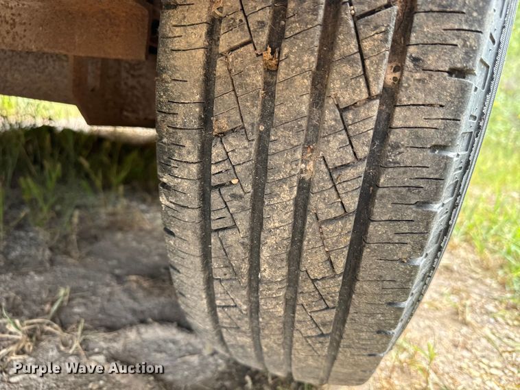 image for item EE7535 1997 Titan Gooseneck Stock livestock trailer