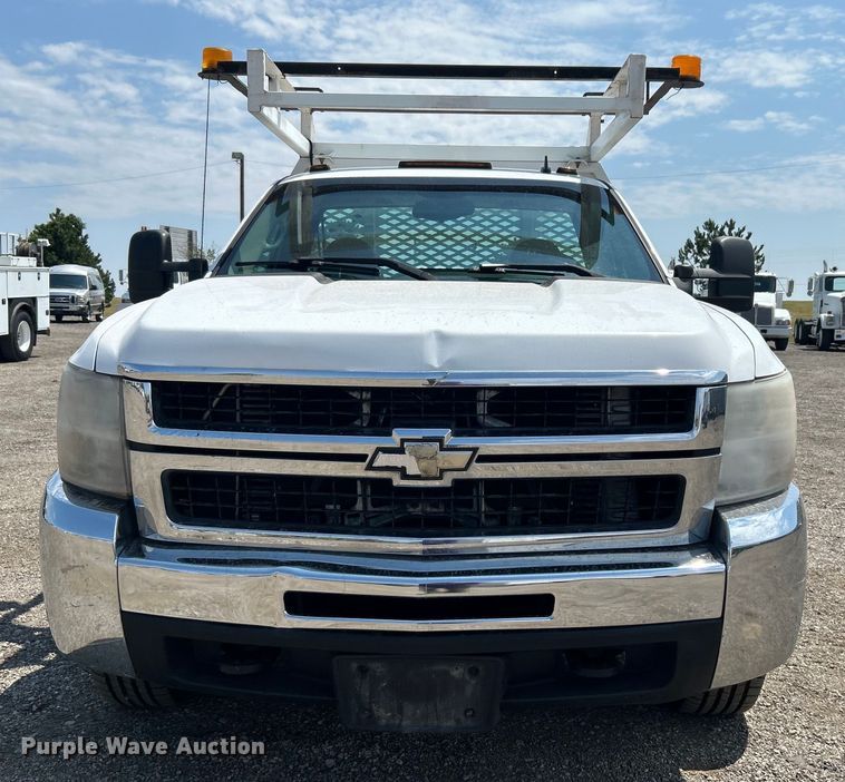 image for item EG0919 2008 Chevrolet  Silverado 3500HD flatbed pickup truck