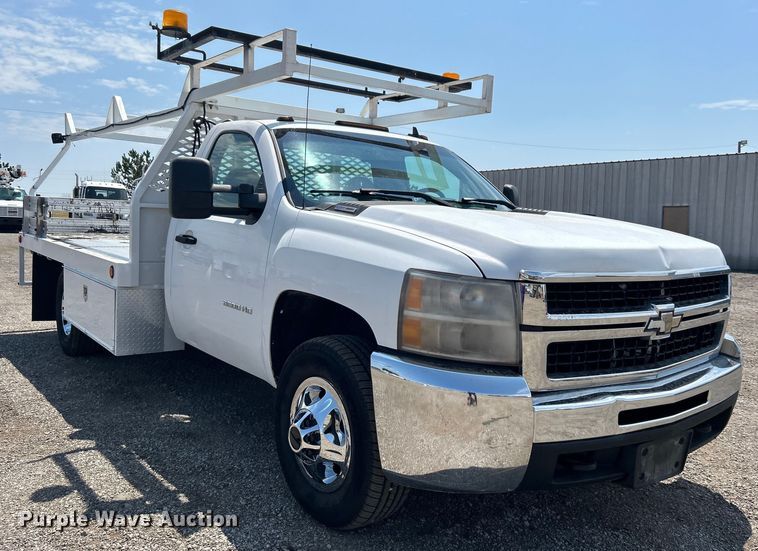 image for item EG0919 2008 Chevrolet  Silverado 3500HD flatbed pickup truck