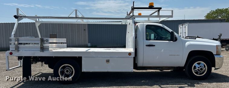 image for item EG0919 2008 Chevrolet  Silverado 3500HD flatbed pickup truck