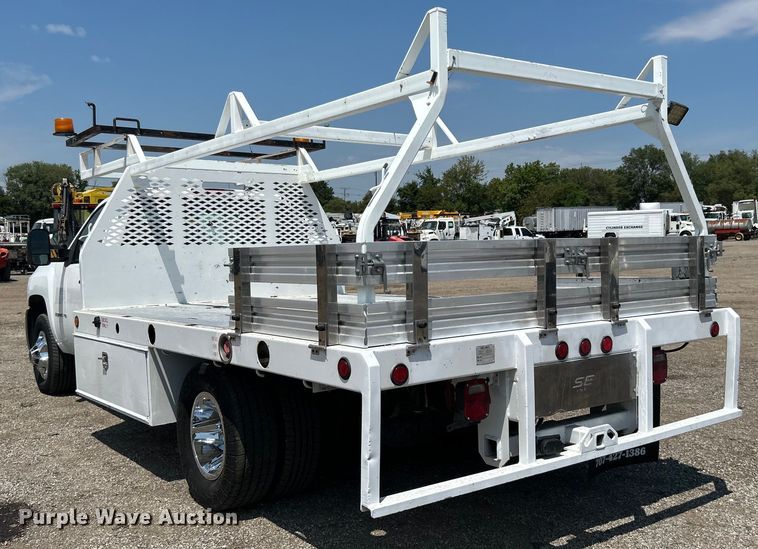 image for item EG0919 2008 Chevrolet  Silverado 3500HD flatbed pickup truck