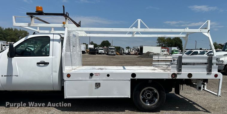 image for item EG0919 2008 Chevrolet  Silverado 3500HD flatbed pickup truck