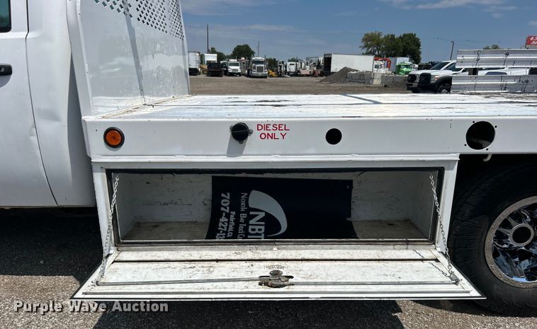 image for item EG0919 2008 Chevrolet  Silverado 3500HD flatbed pickup truck