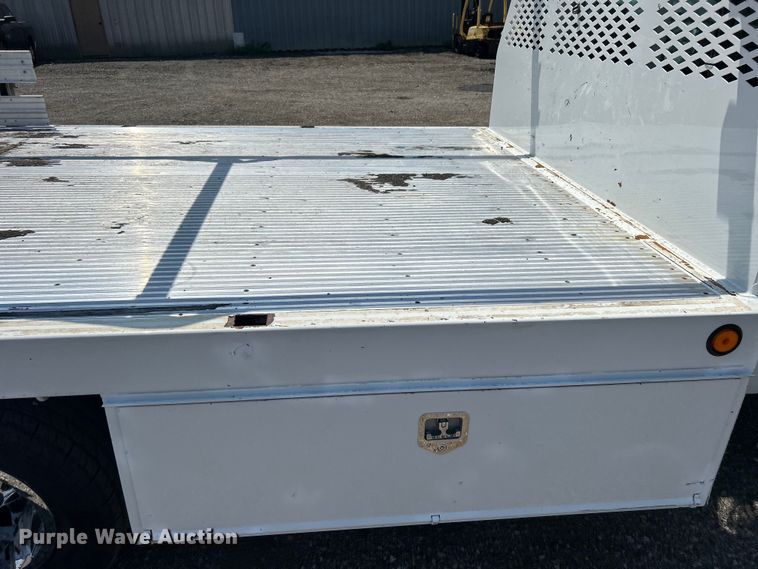 image for item EG0919 2008 Chevrolet  Silverado 3500HD flatbed pickup truck