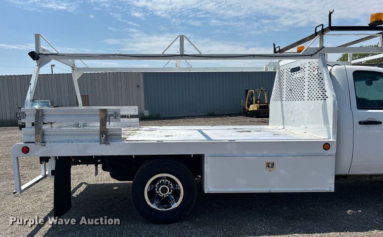 image for item EG0919 2008 Chevrolet  Silverado 3500HD flatbed pickup truck