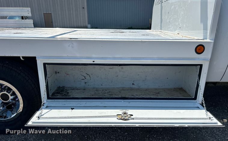 image for item EG0919 2008 Chevrolet  Silverado 3500HD flatbed pickup truck