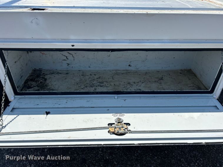 image for item EG0919 2008 Chevrolet  Silverado 3500HD flatbed pickup truck