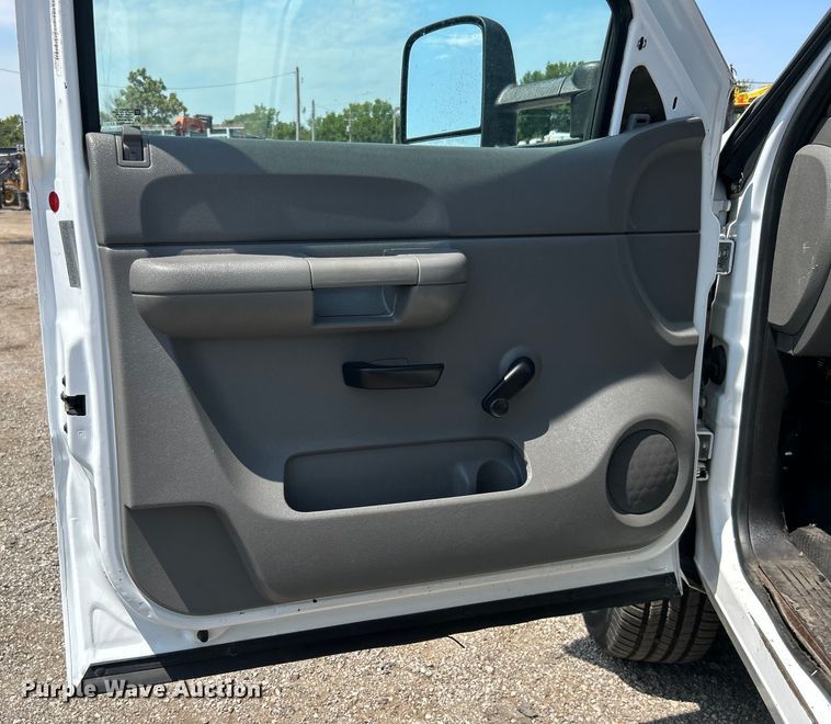 image for item EG0919 2008 Chevrolet  Silverado 3500HD flatbed pickup truck