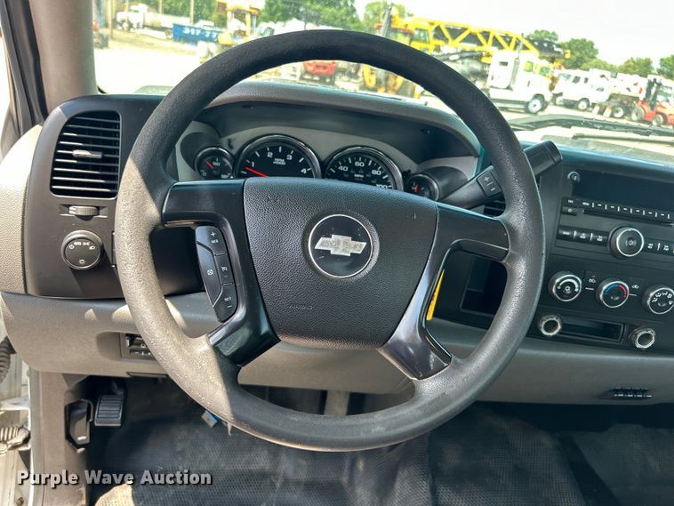 image for item EG0919 2008 Chevrolet  Silverado 3500HD flatbed pickup truck