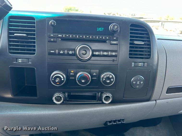 image for item EG0919 2008 Chevrolet  Silverado 3500HD flatbed pickup truck