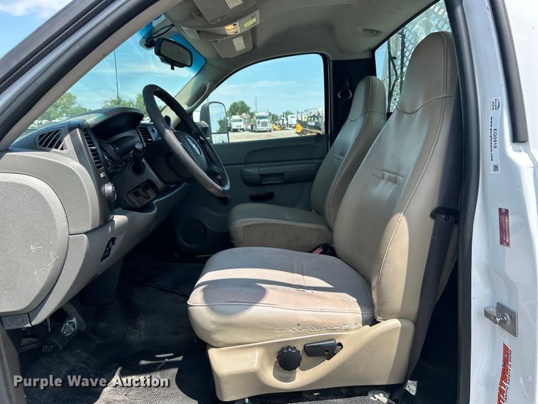 image for item EG0919 2008 Chevrolet  Silverado 3500HD flatbed pickup truck