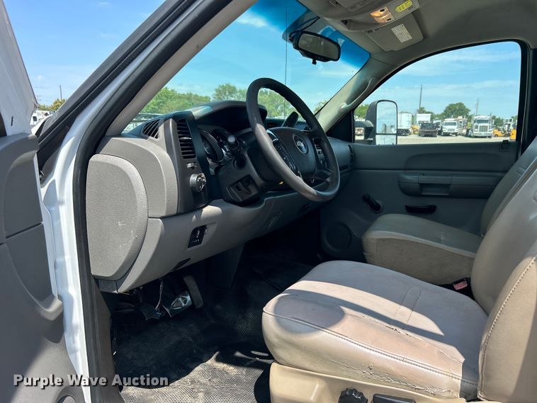 image for item EG0919 2008 Chevrolet  Silverado 3500HD flatbed pickup truck