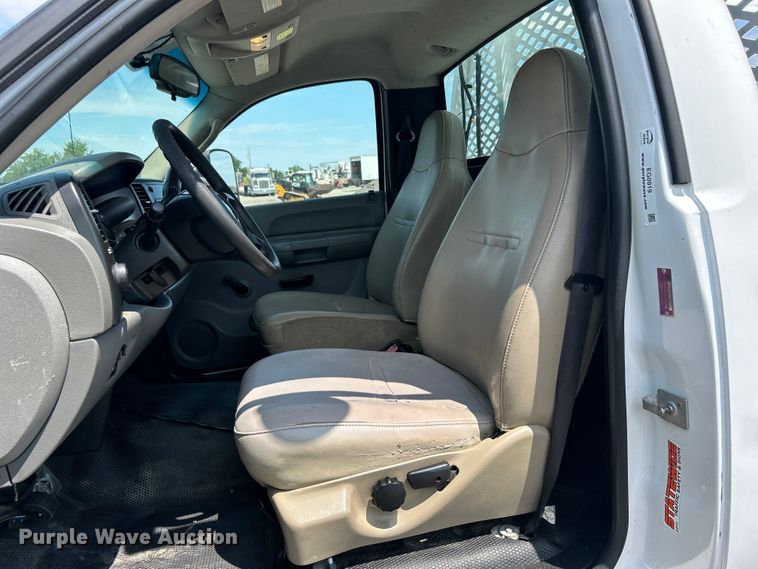 image for item EG0919 2008 Chevrolet  Silverado 3500HD flatbed pickup truck