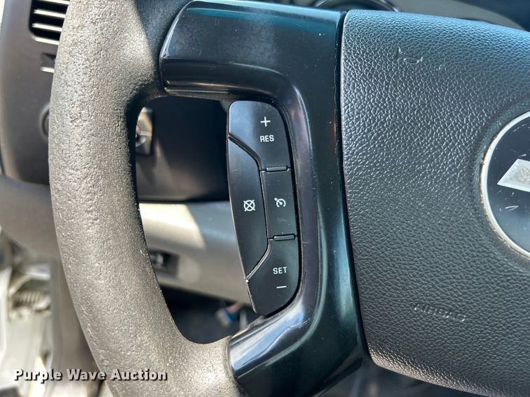 image for item EG0919 2008 Chevrolet  Silverado 3500HD flatbed pickup truck