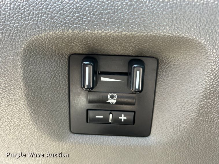 image for item EG0919 2008 Chevrolet  Silverado 3500HD flatbed pickup truck