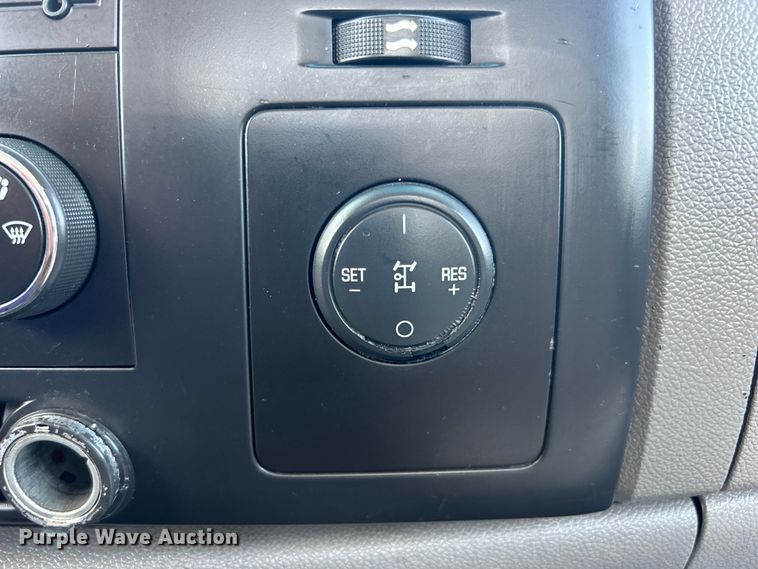 image for item EG0919 2008 Chevrolet  Silverado 3500HD flatbed pickup truck